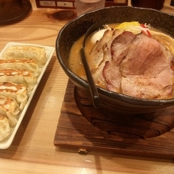 頂上味噌麺  ご馳走盛り 餃子