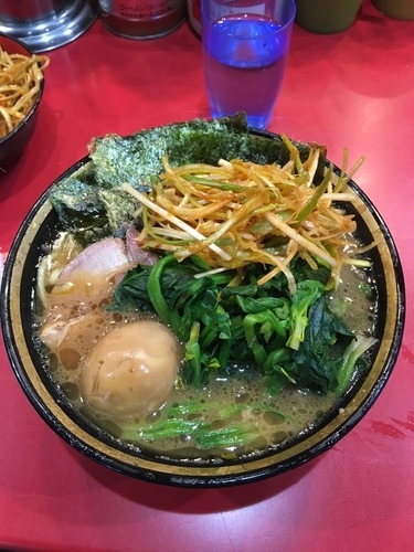 「チャーシュー麺＋味玉＋ほうれん草＋辛味噌ネギ」@家系総本山 ラーメン吉村家の写真