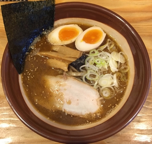 「味玉入りにぼし味噌らーめん950円」@究極のにぼし味噌らーめん 人間ばんざいの写真