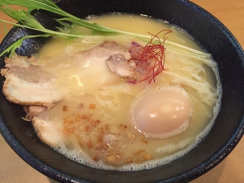 「濃厚鶏白湯ラーメン味玉付（白）：800円」@麺処 やのやの写真