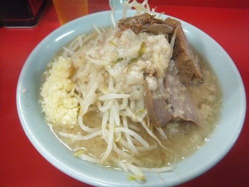 「ラーメン700円(麺硬め、ヤサイニンニクアブラカラメ)」@ラーメン二郎 新宿歌舞伎町店の写真