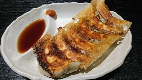 「霧島鳥の羽付焼餃子　４８０円＋消費税」@炭火串焼 シロマル 鎌ヶ谷店の写真