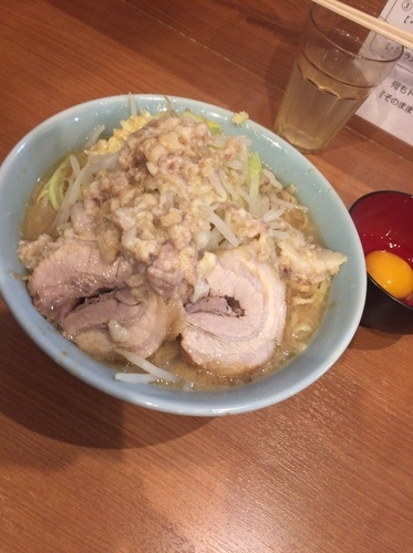 「小ラーメン（全マシ）７４０円＋生卵５０円」@ラーメンBoo Boo太郎。の写真