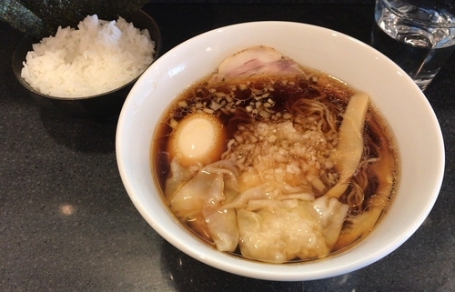 「醤油その3(手もみ麺)＋味玉＋ワンタン＋ライス(塩のり付き)」@中華そば 安成の写真