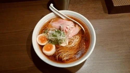 「ラーメン黒大盛＋玉子」@八咫烏の写真