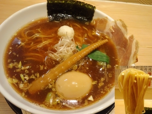 「醤油ラーメン800円＋味玉100円」@NOODLES 蕾 RZの写真