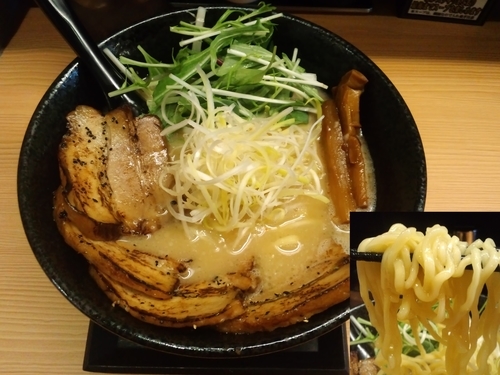「炙りチャーシューラーメン980円＋大盛3​0円」@RAMEN TOMIRAI 横浜伊勢佐木町店の写真