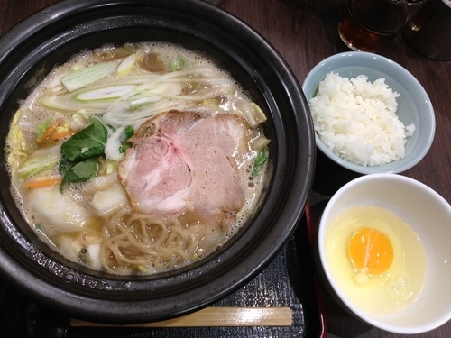 「豚骨醤油ラーメン＋サービスライス・生卵」@せんじゅ 麺処 猪太の写真