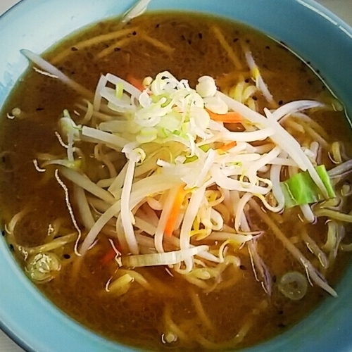 「カレーラーメン ５５０円」@ラーメンしらかばの写真