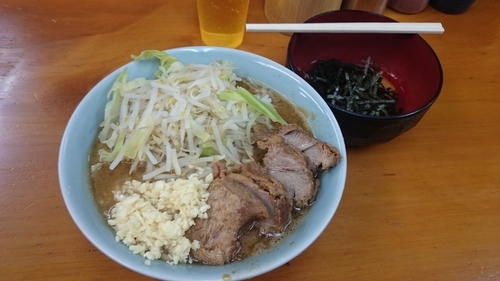 「らーめん豚入　生卵」@ラーメン二郎 新橋店の写真