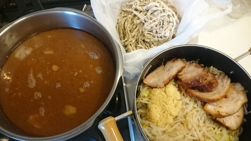 「鍋持ち帰り、小、ニンニク、野菜×3」@麺屋 桐龍の写真