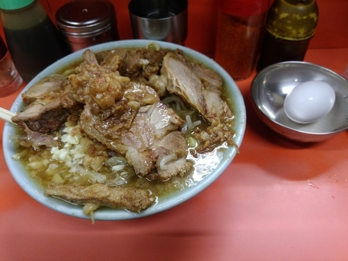 「国産ブタメン麺少な目(生卵)アブラ」@ラーメン富士丸 神谷本店の写真