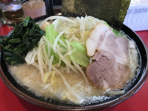 「塩らーめん＋もやキャベ」@らっち家 下川井店の写真