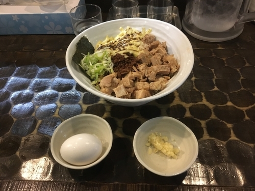 「油そば肉のせ 並＋チーズ＋温泉たまご」@油そば 油虎の写真
