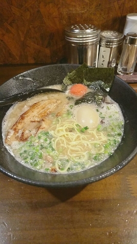「九州とんこつラーメン全部のせ￥890」@九州らあめん どん きさろく 八柱店の写真