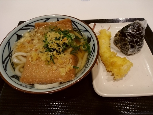 「日替わりセット(きつねうどん＋いか天＋おにぎり)550円」@丸亀製麺 イーサイト高崎店の写真