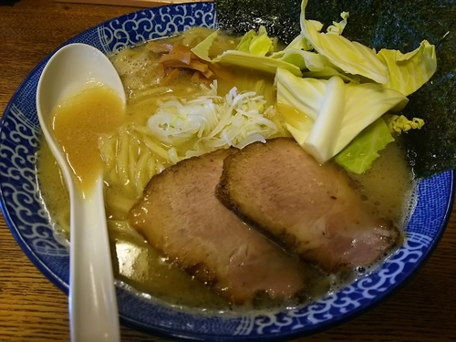 「豚骨醤油らーめん　（大盛り：サービス券）」@のんべえ食堂 天火の写真