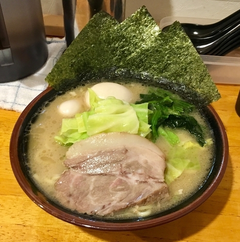「味玉ラーメン+キャベツ」@横浜家系ラーメン 壱〇家の写真