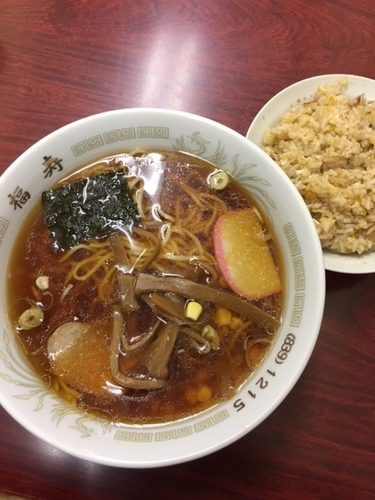 「ラーメン　550円　＋ランチ半チャーハン300円」@福寿の写真
