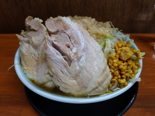 「ラーメン中豚2枚アブラカラメインド玉」@ラーメン やまや 本店の写真