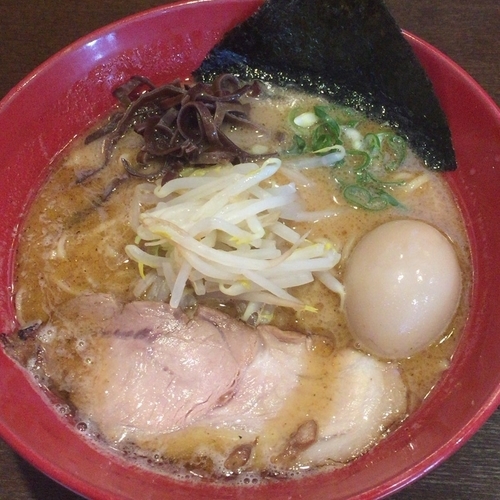 「濃厚醤油ラーメン＋大盛＋C味玉（700円）」@中華そば うづまきの写真