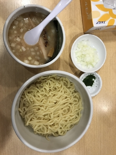 「ホタテの69つけ麺 920円 + 玉ねぎトッピング 50円」@SHINBASHI おらがの写真
