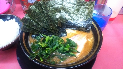 「ラーメン650円+ライス30円サービス価格+海苔80円」@王道家の写真