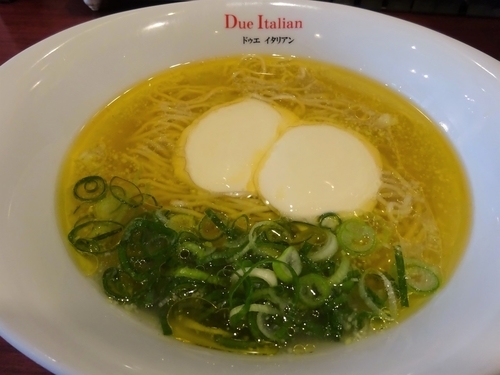 「らぁ麺フロマージュ （リゾット用ご飯付）　　980円」@黄金の塩らぁ麺 due Italian 市ヶ谷店の写真