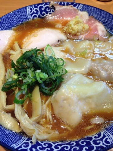 「ワンタン中華そば 黒 大盛」@中華そば 虎桜の写真