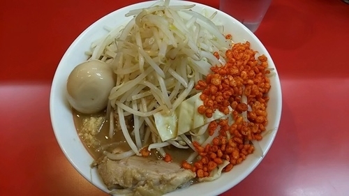 「味玉ラーメン830円。麺少なめ、ニンニク少し、辛揚げ」@千里眼の写真