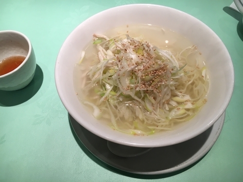 「蒸し鶏とネギのあっさりそば」@新世界菜館の写真