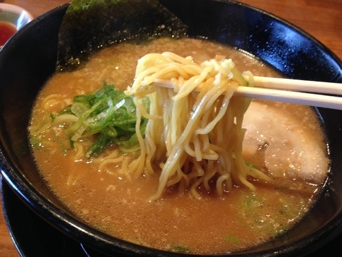 「豚こく醤油らーめん　並盛　￥６８０」@下町の空 武豊店の写真