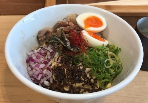 「煮干混ぜそば(追飯付)＋味玉(850円＋100円)」@麺屋Mの写真