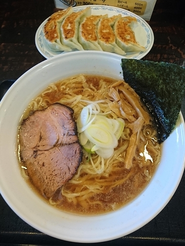 「ラーメン 大盛り700円 ギョーザ5ケ400円」@らーめんはるか86の写真