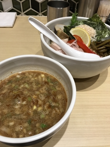 「鶏と蛤の濃厚つけ麺（大盛りサービス）」@むぎとオリーブ 日本橋店の写真
