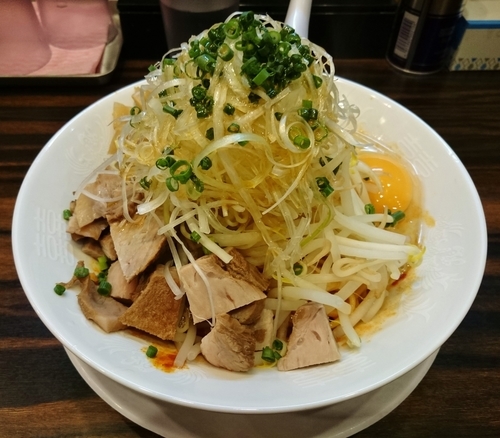 「辛味まぜそば(中辛) 850円」@稲荷屋の写真