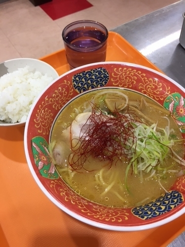 「北海道味噌ラーメン（限定）470円　＋半ライス50円」@台東区役所 食堂の写真