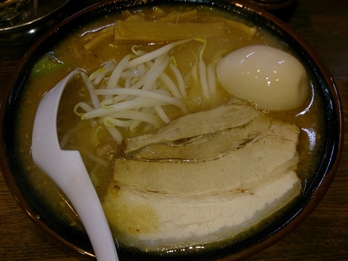 「いつもの豚骨味噌いつものお値段 味玉ﾄｯﾋﾟﾝｸﾞ」@らあめん 寸八 総本店の写真