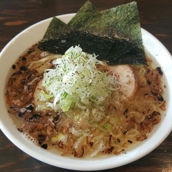 焦がし牛塩らぁめん