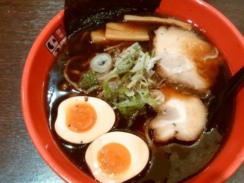 「富山ブラック味玉ラーメン」@豚系 麺家いろは 秋葉原店の写真