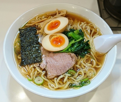 「らぁめん(大盛)＋半熟味玉」@らぁめん ほりうち 新橋店の写真