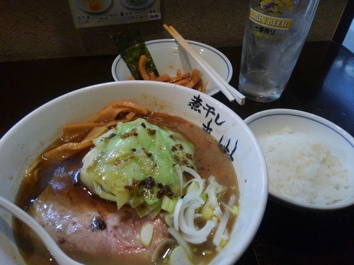 「黒煮干しらーめん(790円)+生ビールセット(580円)」@煮干しらーめん青樹 立川店の写真