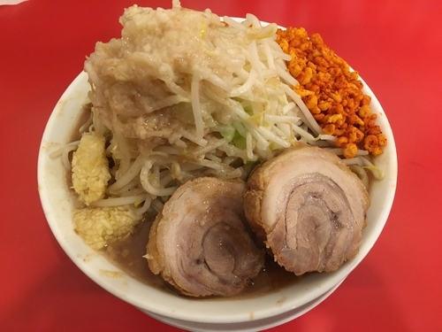 「ラーメン ヤサイマシ＋ニンニクマシマシ＋アブラ＋からあげ」@鷹の目 獨協大学前本店の写真