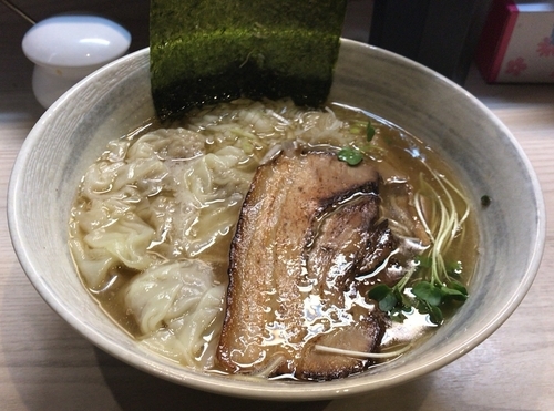 「白醤油らーめん(限定)＋ワンタン＋半ライス」@めんや佐高の写真