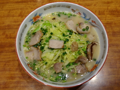 「ラーメン【鹿児島黒豚チャーシュー入り】（並）」@こむらさき アミュプラザ店の写真
