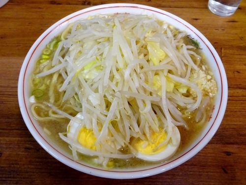「小（700円）＋煮玉子（100円）＋ネギ入り　ヤサイニンニク」@ラーメン二郎 品川店の写真