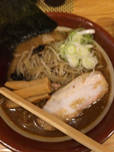 「究極のにぼし味噌らーめん なぜか特盛り」@究極のにぼし味噌らーめん 人間ばんざいの写真