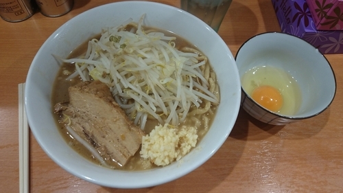 「小豚　生卵」@らーめん忍者の写真