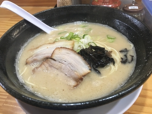 「白とんらーめん(カタメ) ¥680+替玉¥100」@とんこつらーめん いちの屋の写真