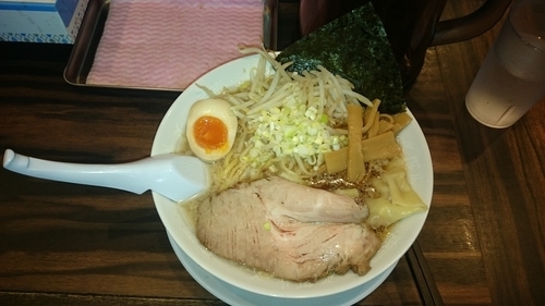 「背油醤油ワンタンラーメン」@稲荷屋の写真
